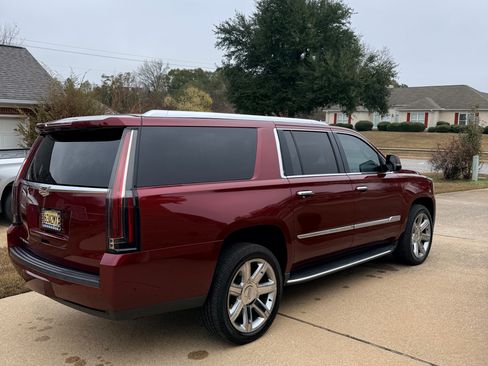 Used 2018 Cadillac Escalade ESV Luxury image 1