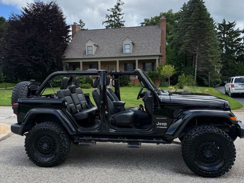 Used 2018 Jeep Wrangler Unlimited Sahara AWD/4WD image 10