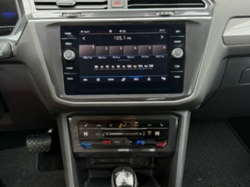 Used 2024 Volkswagen Tiguan SE w/ Panoramic Sunroof Package AWD/4WD image 16