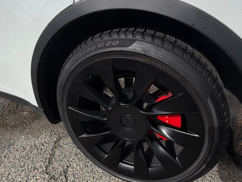 Used 2023 Tesla Model Y Performance image 10
