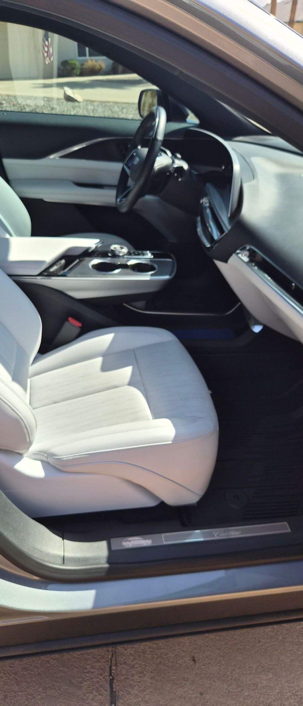 Used 2024 Cadillac Lyriq Luxury AWD/4WD image 6