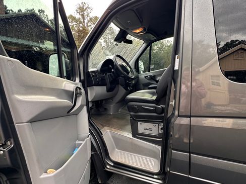 Used 2018 Mercedes-Benz Sprinter 2500 image 5