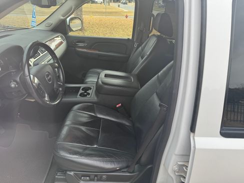 Used 2007 GMC Yukon SLT w/ SLT Preferred Equipment Group image 8