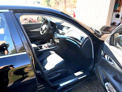 Used 2018 INFINITI Q70 Luxe w/ Cargo Package image 8