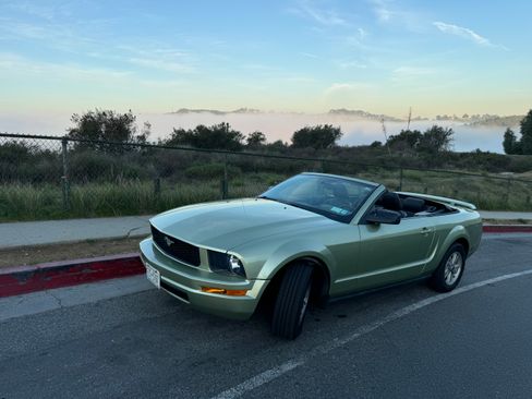Used 2006 Ford Mustang Convertible RWD image 1