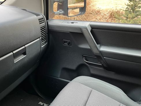 Used 2013 Nissan Titan SV w/ SV Premium Utility Pkg image 17