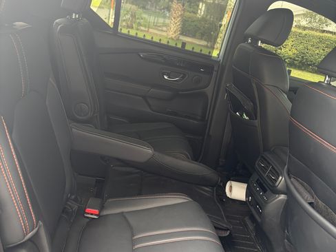 Used 2025 Honda Pilot TrailSport image 8