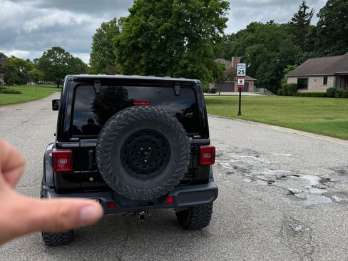 Used 2018 Jeep Wrangler Unlimited Sahara AWD/4WD image 5