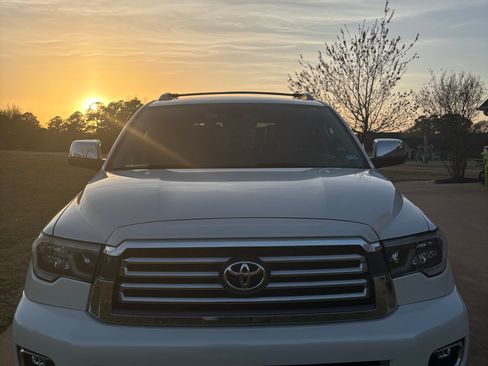 Used 2019 Toyota Sequoia Platinum image 2