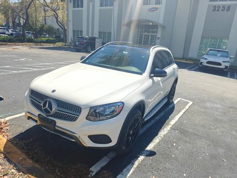 Used 2019 Mercedes-Benz GLC 300 4MATIC image 1