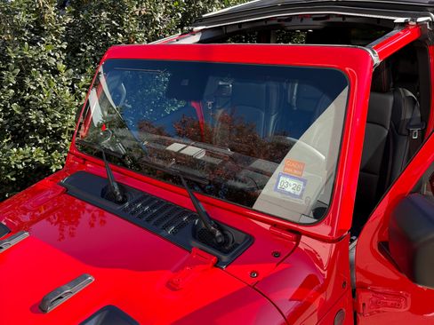 Used 2024 Jeep Wrangler Unlimited Rubicon w/ Technology Group image 16