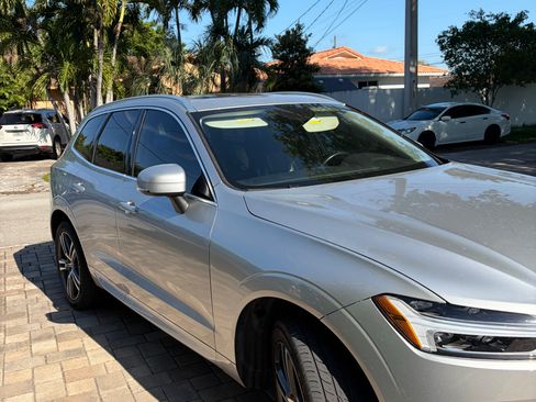 Used 2019 Volvo XC60 T5 Momentum w/ Premium Package image 4