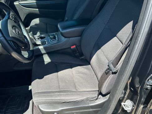 Used 2018 Jeep Grand Cherokee Laredo AWD/4WD image 14