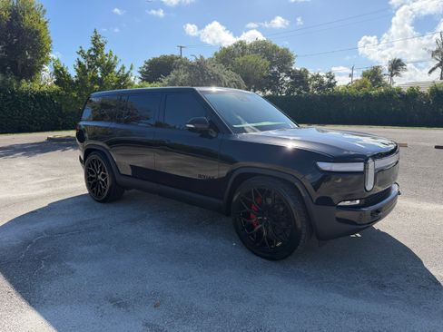 Used 2023 Rivian R1S Launch Edition image 9