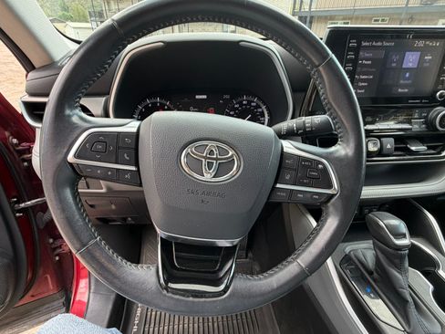 Used 2020 Toyota Highlander XLE AWD/4WD image 23