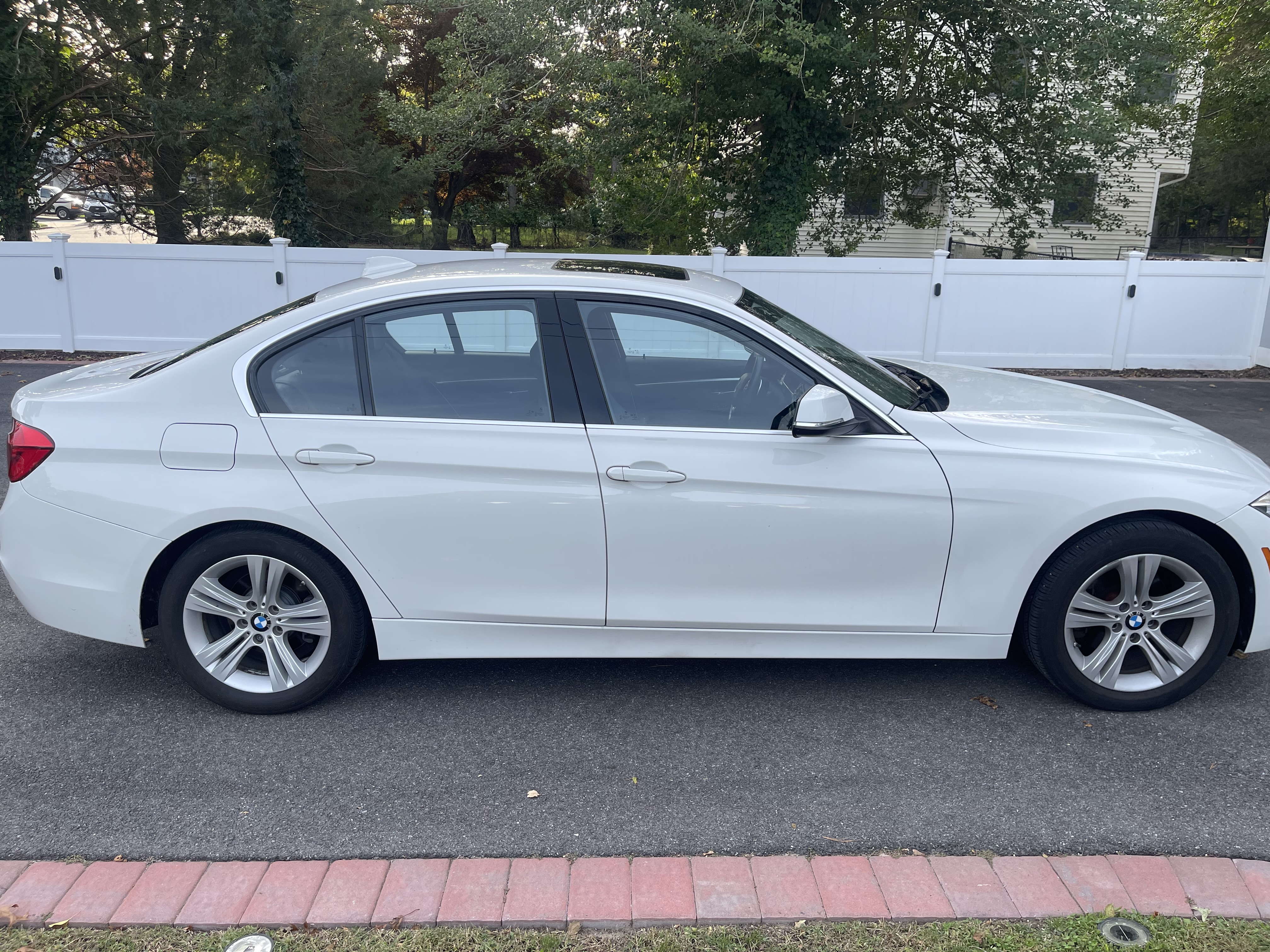 Used 2017 BMW 330i xDrive Sedan AWD/4WD image 4