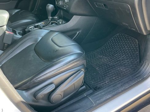 Used 2020 Jeep Cherokee Latitude Plus image 17