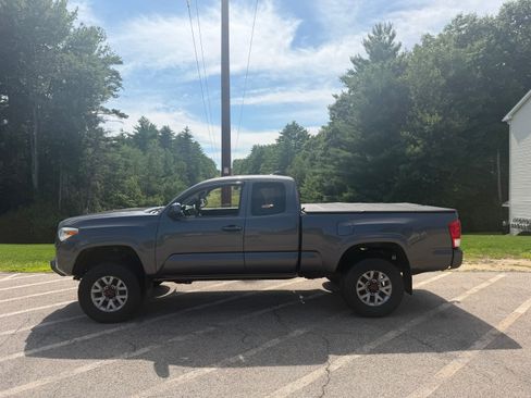 Used 2017 Toyota Tacoma SR w/ SR Convenience Package AWD/4WD image 1