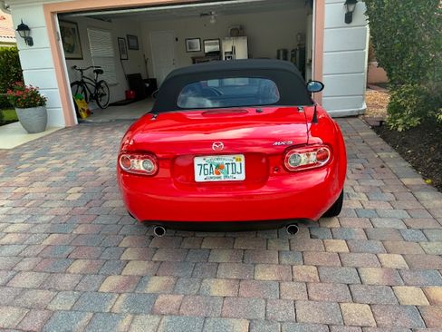 Used 2015 MAZDA MX-5 Miata Sport w/ Convenience Package image 13