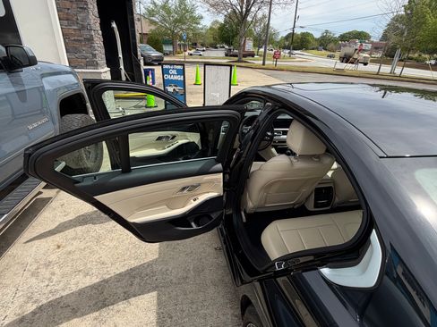 Used 2019 BMW 330i Sedan w/ Premium Package image 10