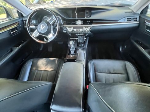 Used 2017 Lexus ES 300h w/ Luxury Package FWD image 5