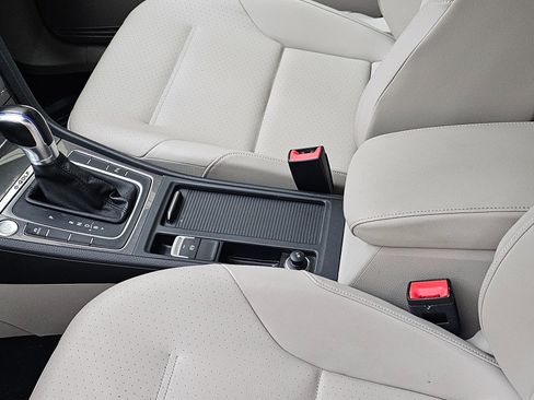 Used 2015 Volkswagen e-Golf SEL Premium image 6