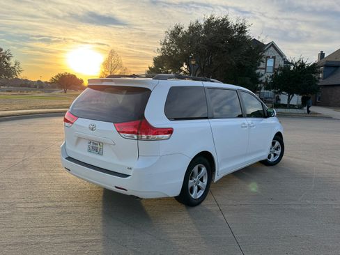 Used 2011 Toyota Sienna LE image 5