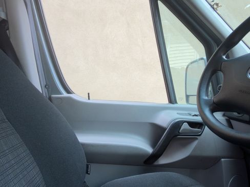 Used 2017 Mercedes-Benz Sprinter 2500 image 12