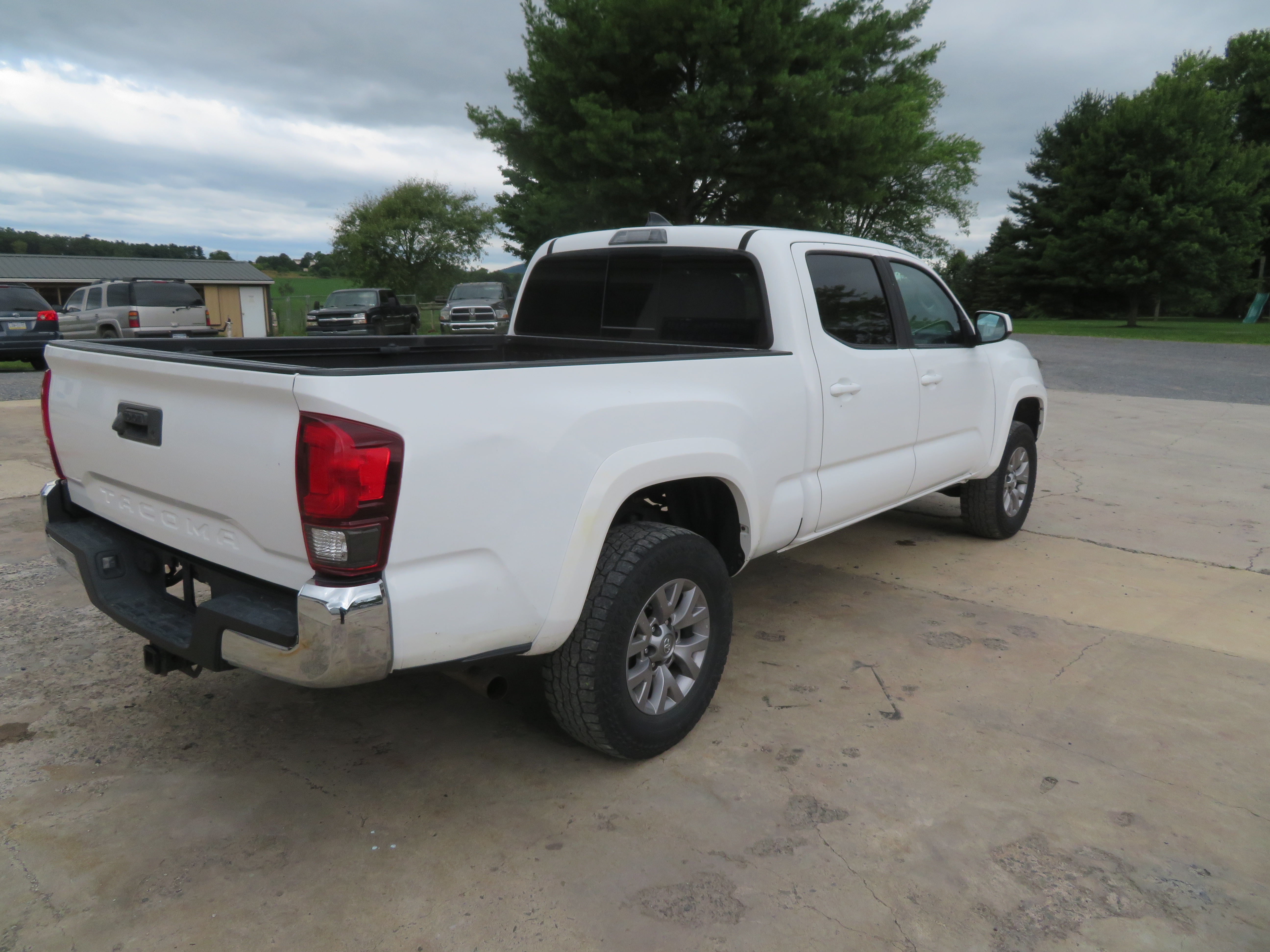 Used 2019 Toyota Tacoma SR5 AWD/4WD image 9