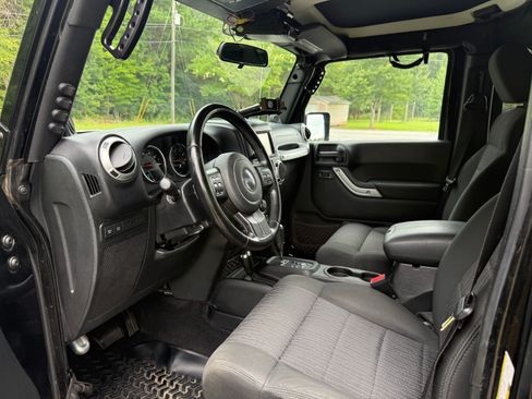 Used 2012 Jeep Wrangler Unlimited Rubicon w/ Dual Top Group AWD/4WD image 8
