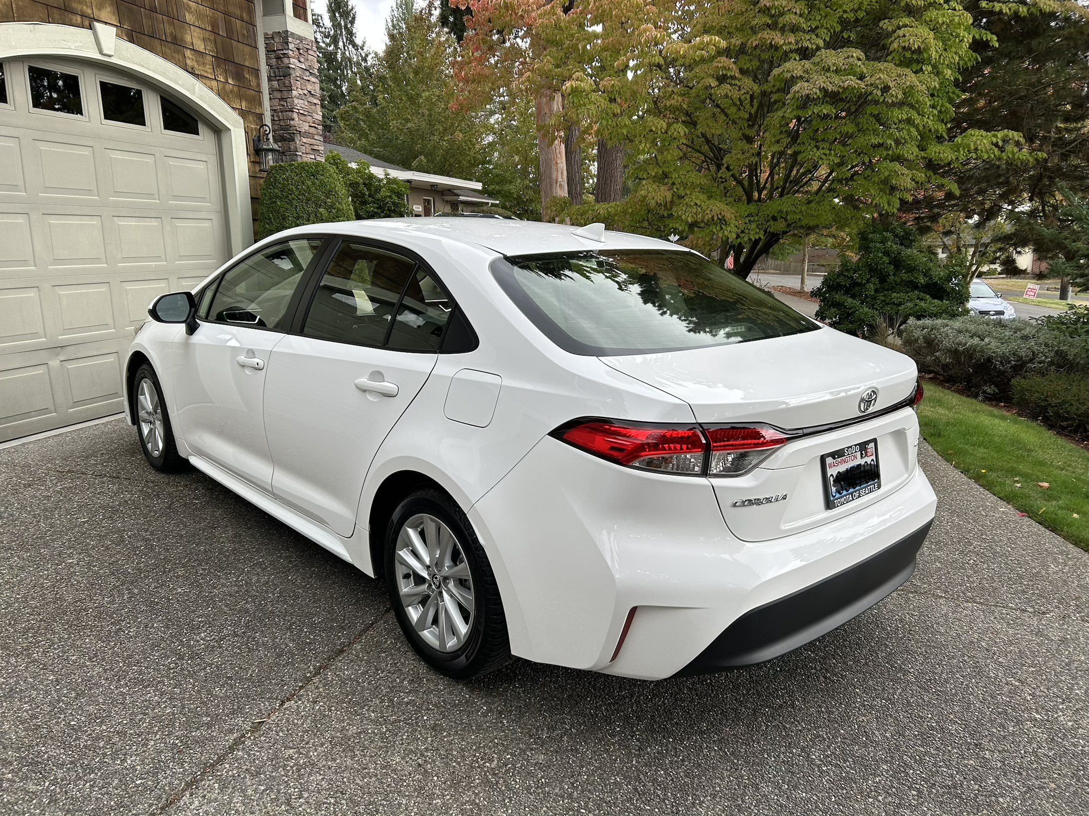 Used 2024 Toyota Corolla LE w/ LE Convenience Package FWD image 1