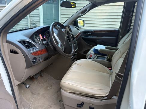Used 2012 Chrysler Town & Country Touring w/ Entertainment Group #1 FWD image 2