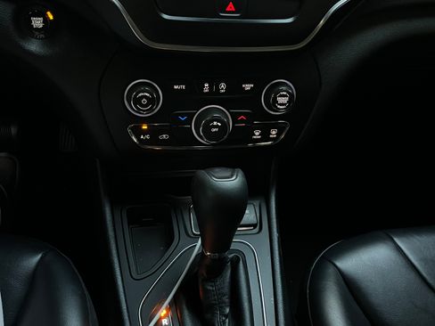 Used 2019 Jeep Cherokee Latitude Plus FWD image 6