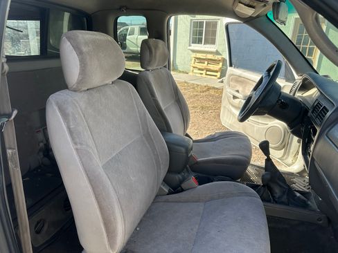 Used 2001 Toyota Tacoma Limited image 5