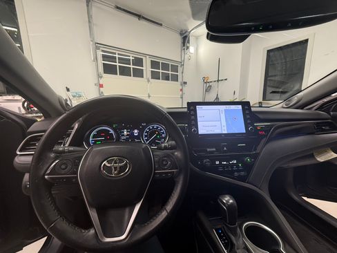 Used 2021 Toyota Camry XLE w/ Navigation Upgrade Package image 23