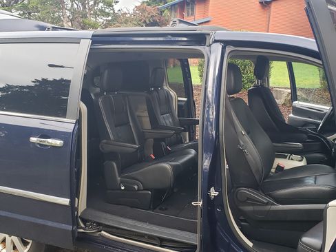 Used 2015 Chrysler Town & Country Touring w/ Driver Convenience Group image 13