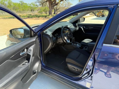 Used 2018 Nissan Rogue SV image 11