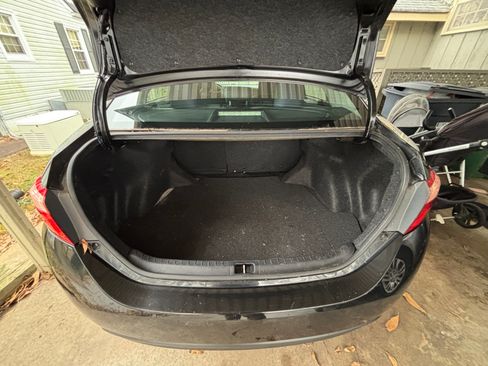 Used 2018 Toyota Corolla LE image 5