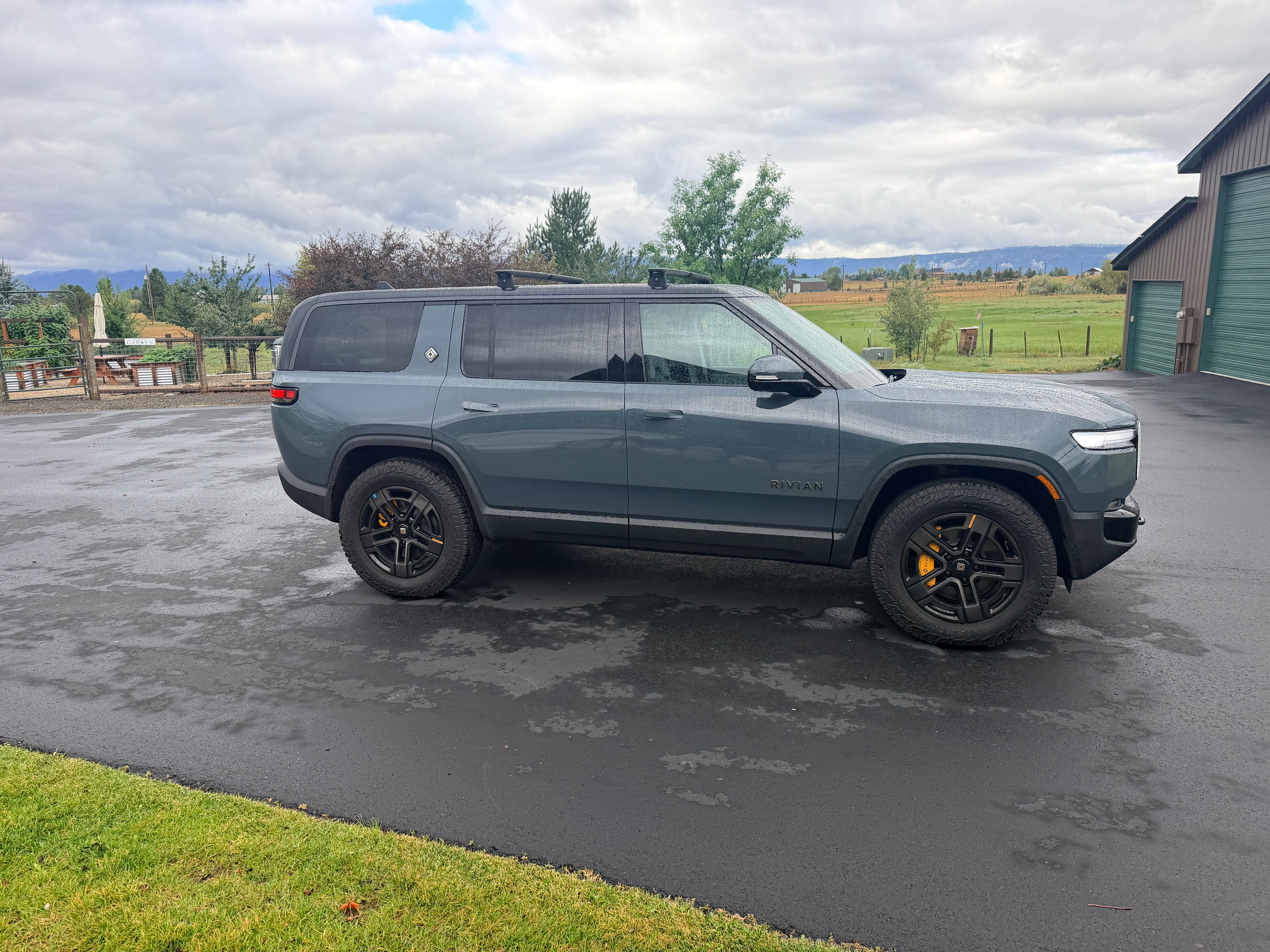 Used 2026 Rivian R1S Premium Tri AWD/4WD image 4