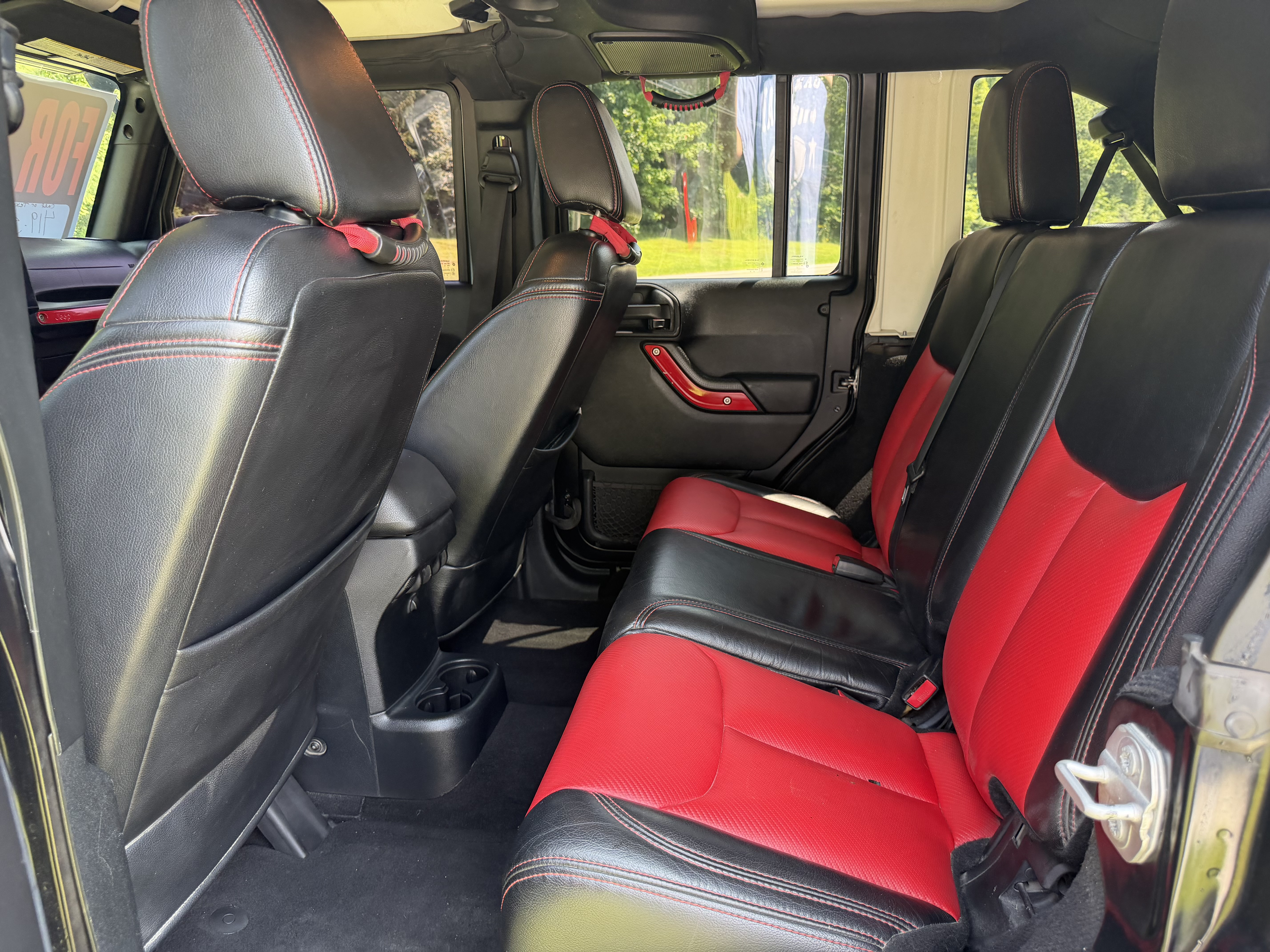Used 2016 Jeep Wrangler Unlimited Sahara w/ Connectivity Group AWD/4WD image 11