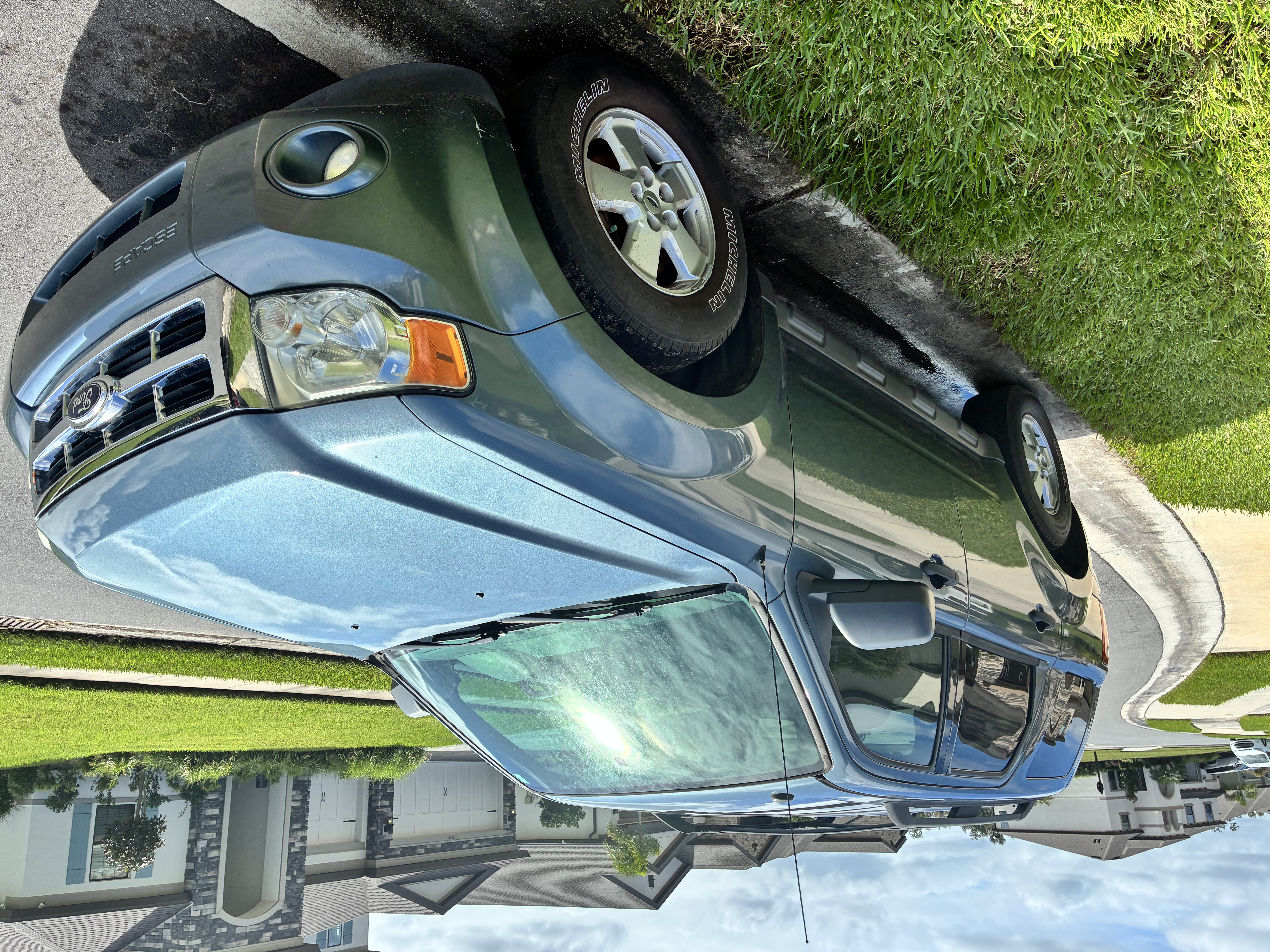 Used 2010 Ford Escape XLT AWD/4WD image 2