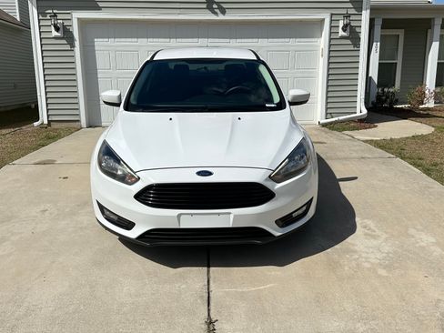 Used 2018 Ford Focus SE w/ SE Appearance Package image 9