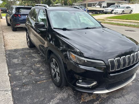 Used 2019 Jeep Cherokee Limited w/ Technology Group image 2