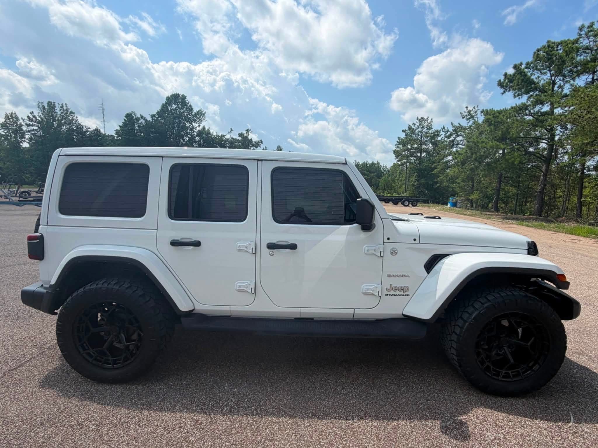 Used 2024 Jeep Wrangler Unlimited Sahara w/ Technology Group AWD/4WD image 1