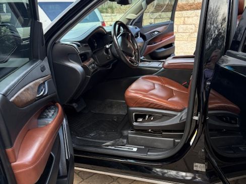 Used 2019 Cadillac Escalade ESV Luxury w/ Escalade Sport Edition RWD image 11