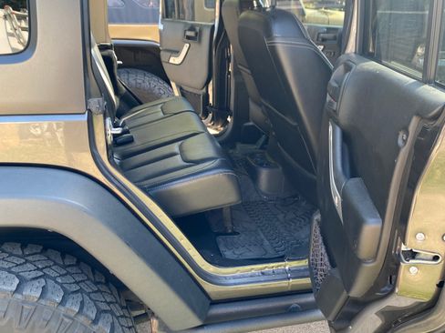 Used 2017 Jeep Wrangler Unlimited Rubicon image 9