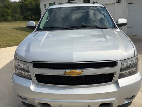 Used 2014 Chevrolet Suburban LT RWD image 10