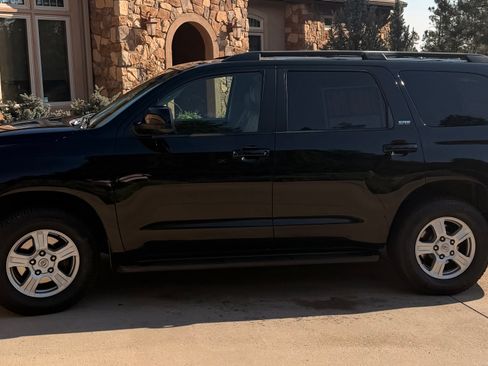 Used 2017 Toyota Sequoia SR5 w/ Premium Package AWD/4WD image 2
