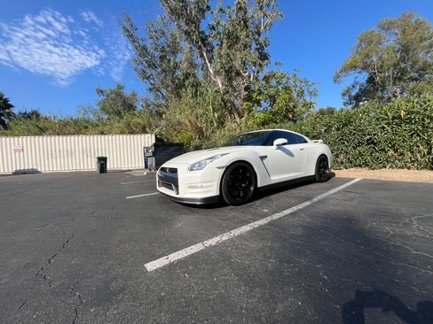 Used 2014 Nissan GT-R Premium image 17
