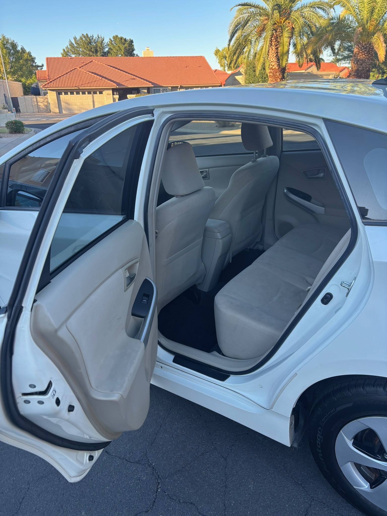 Used 2014 Toyota Prius Two w/ Preferred Accessory Package FWD image 5